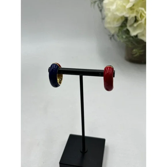 Kenneth Jay Lane KJL Reversible Blue and Red Enamel Clip-on Huggie‎ Earrings - Picture 5 of 8